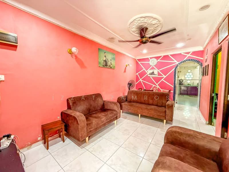 1-storey Terraced House for Sale in Taman Mawar (Bandar Kinrara) - Izzat Zamros - Living Room - PropertyGuru.com.my