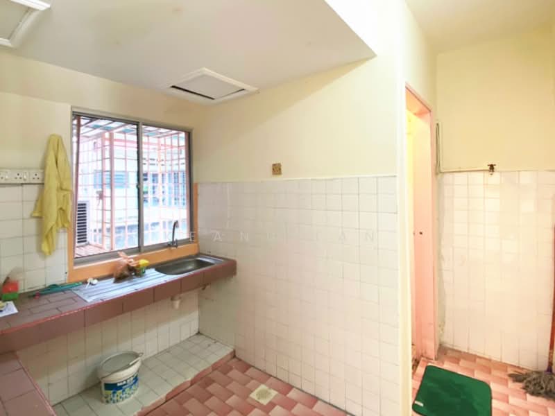 Taman Daya untuk Untuk Dijual - RM 105,000, Feb 2026 - Kitchen - PropertyGuru.com.my