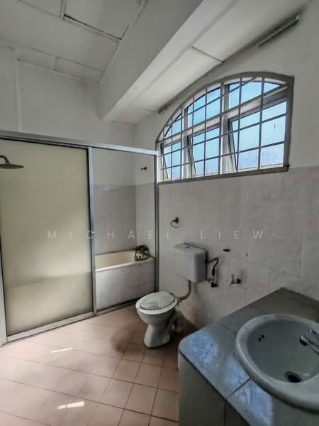 2-storey Terraced House for Sale in Taman Seremban Jaya (Rantau) - Michael Liew - Master Bathroom - PropertyGuru.com.my