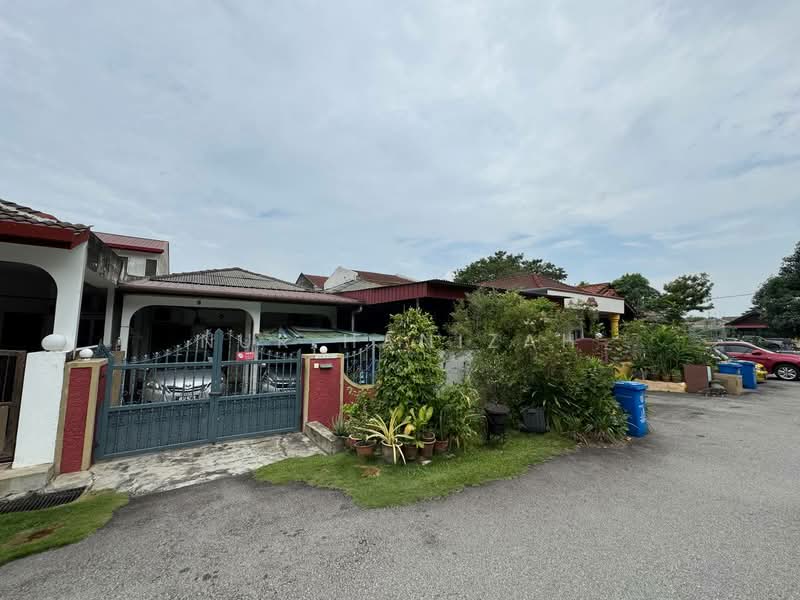 1-storey Terraced House for Sale in Seksyen 17 (Shah Alam) - Nur Hanizah - Exterior - PropertyGuru.com.my