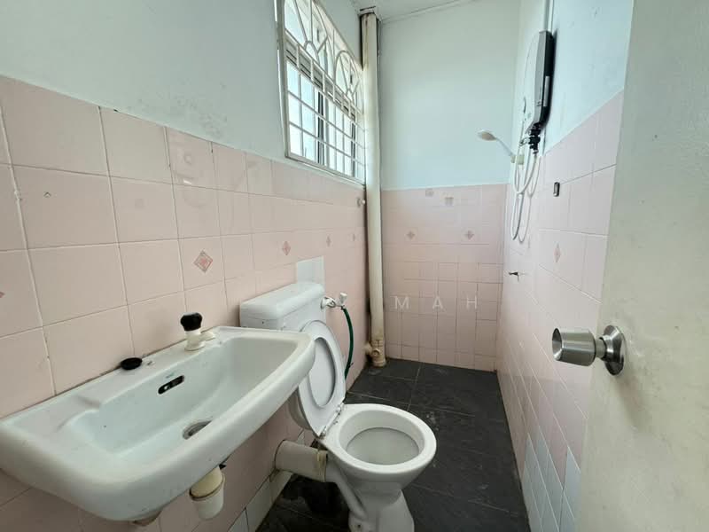 Anggerik, Bukit Sentosa, Rawang untuk Untuk Dijual - RM 330,000, Mac 2026 - Bathroom - PropertyGuru.com.my
