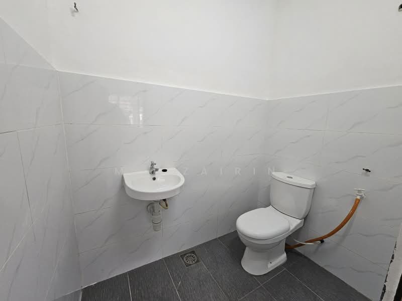 Rumah Teres untuk Dijual di Taman Rakan (Kajang) - M.J Zairin - Bathroom - PropertyGuru.com.my