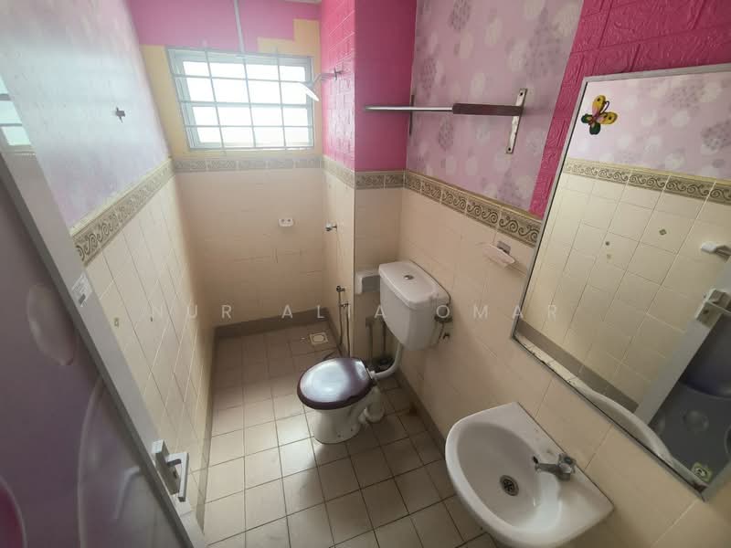 1.5-storey Terraced House for Sale in Bukit Raja (Selangor) - Nur Alia Omar - Bathroom - PropertyGuru.com.my