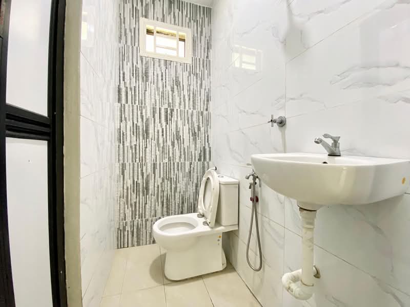 Semi-Detached House for Sale in Taman Pelangi (Johor Bahru) - Yik Tat - Bathroom - PropertyGuru.com.my