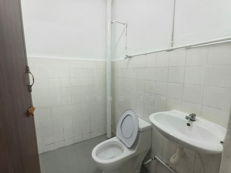 1-storey Terraced House for Sale in Taman Desa Cemerlang (Ulu Tiram) - Ee Fong Toh - Bathroom - PropertyGuru.com.my