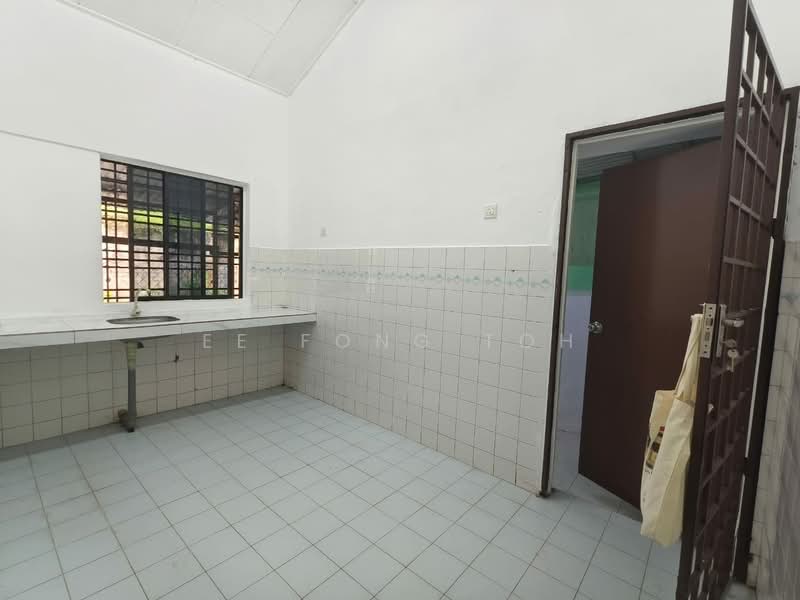 1-storey Terraced House for Sale in Taman Desa Cemerlang (Ulu Tiram) - Ee Fong Toh - Kitchen - PropertyGuru.com.my