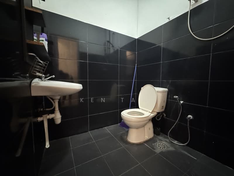Rumah Teres 2-Tingkat untuk Dijual di Taman Serdang Utama (Seri Kembangan) - KEN TAN - Bathroom - PropertyGuru.com.my