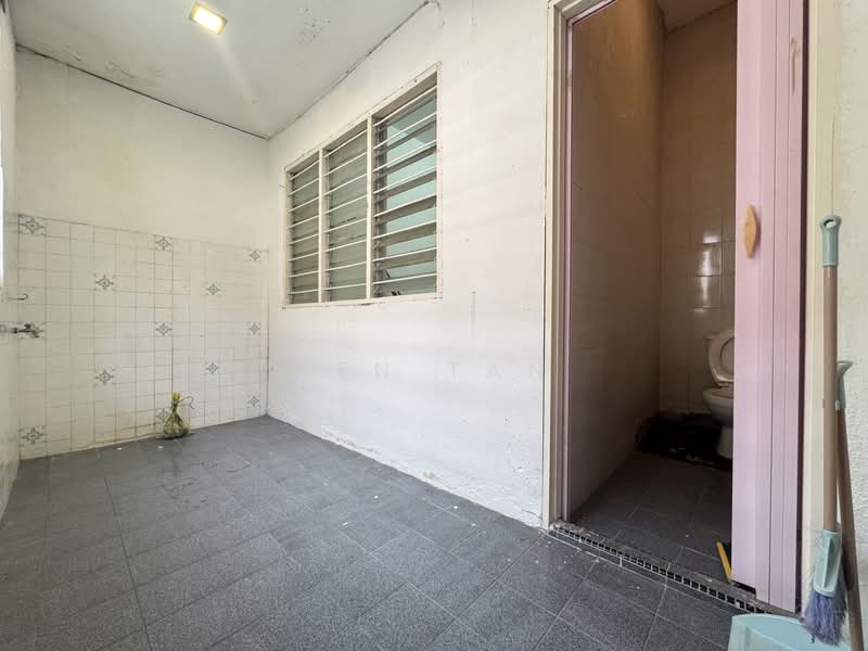 Rumah Teres 2-Tingkat untuk Dijual di Taman Serdang Utama (Seri Kembangan) - KEN TAN - Bathroom - PropertyGuru.com.my