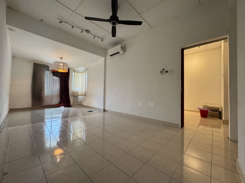 Rumah Teres 2-Tingkat untuk Dijual di Taman Serdang Utama (Seri Kembangan) - KEN TAN - Living Room - PropertyGuru.com.my