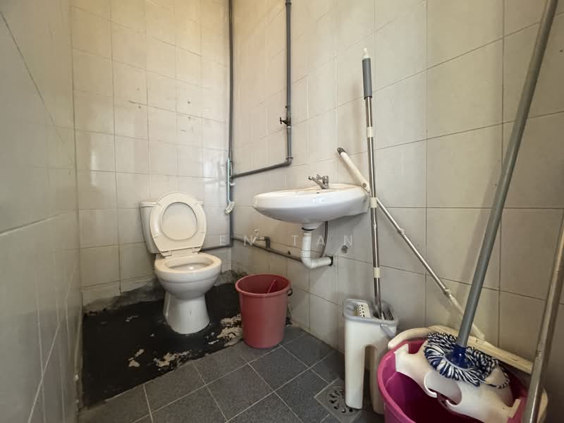 Rumah Teres 2-Tingkat untuk Dijual di Taman Serdang Utama (Seri Kembangan) - KEN TAN - Bathroom - PropertyGuru.com.my