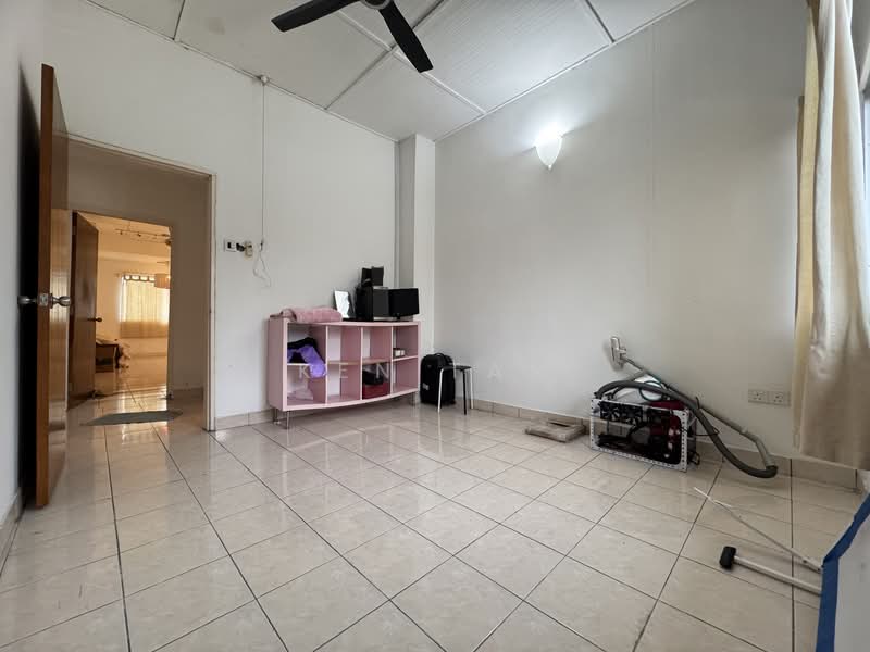 Rumah Teres 2-Tingkat untuk Dijual di Taman Serdang Utama (Seri Kembangan) - KEN TAN - Living Room - PropertyGuru.com.my