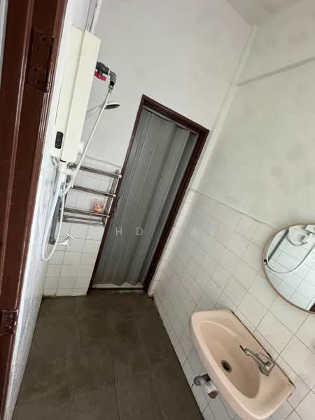 2-storey Terraced House for Sale in Taman Mawar (Pasir Gudang) - Mohd Faez - Bathroom - PropertyGuru.com.my