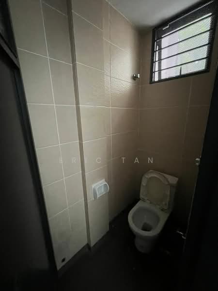 Shop for Rent in Taman Pinggiran Putra (Seri Kembangan) - Eric Tan - Bathroom - PropertyGuru.com.my