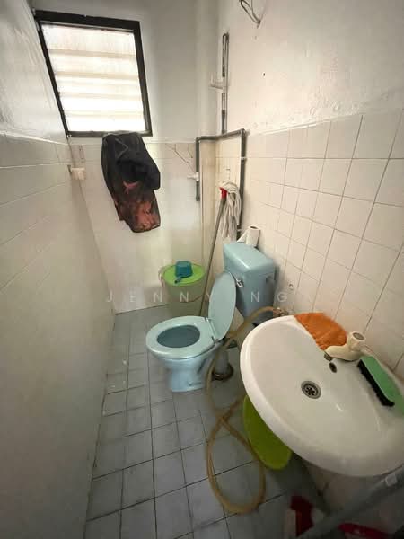 (Ground Floor) Townhouse at Taman Lembah Maju, Facing Open, 2r2b untuk Untuk Dijual - RM 298,000, Feb 2026 - Bathroom - PropertyGuru.com.my