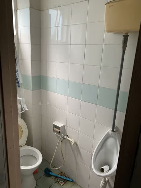 Shop / Office for Sale in Taman Sungai Besi Indah (Seri Kembangan) - Selvam . - Bathroom - PropertyGuru.com.my