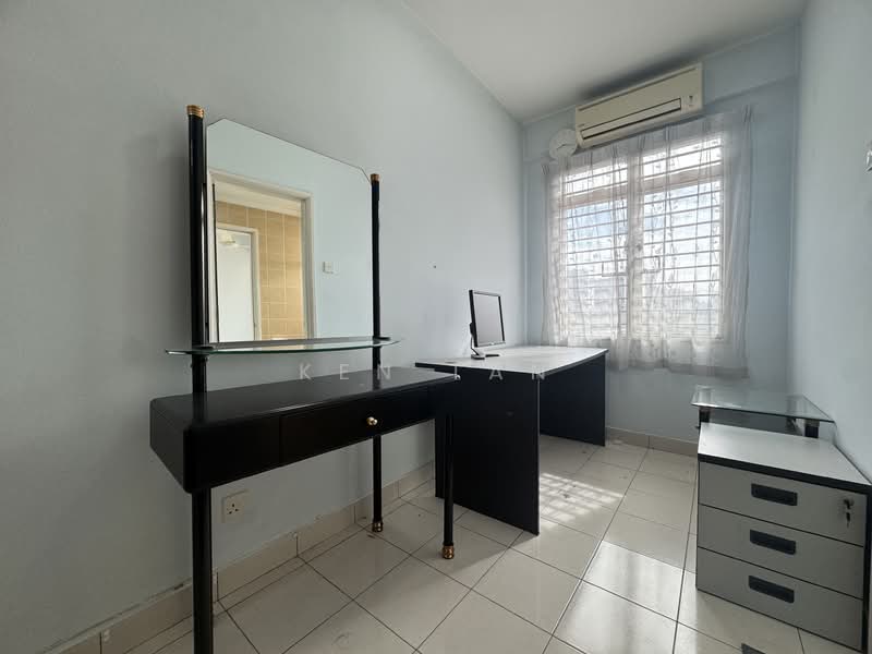 2.5-storey Terraced House for Sale in Seri Kembangan (Selangor) - KEN TAN - Study - PropertyGuru.com.my