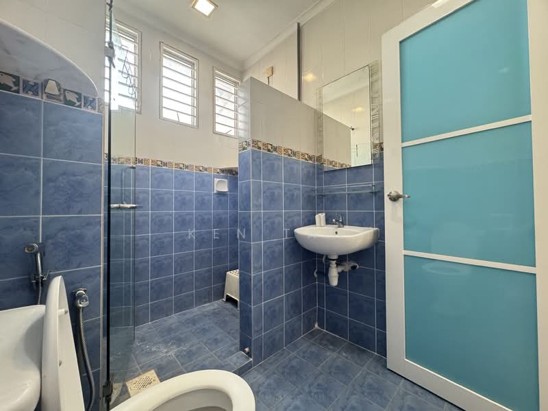 2.5-storey Terraced House for Sale in Seri Kembangan (Selangor) - KEN TAN - Bathroom - PropertyGuru.com.my