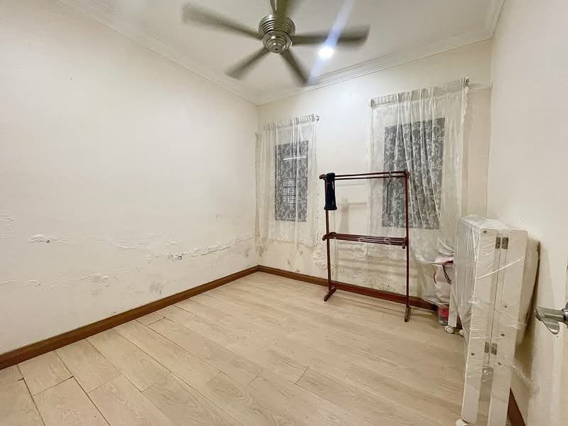 Semi-Detached House for Sale in Taman Seri Baiduri (Shah Alam) - Hasliza Hassan - Bedroom - PropertyGuru.com.my