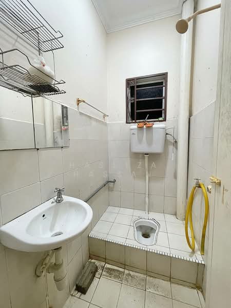 Semi-Detached House for Sale in Taman Seri Baiduri (Shah Alam) - Hasliza Hassan - Bathroom - PropertyGuru.com.my