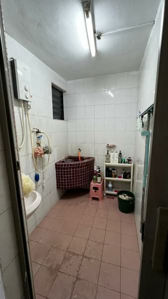 1-storey Terraced House for Sale in Taman Johor (Tampoi) - Eva Siow - Bathroom - PropertyGuru.com.my