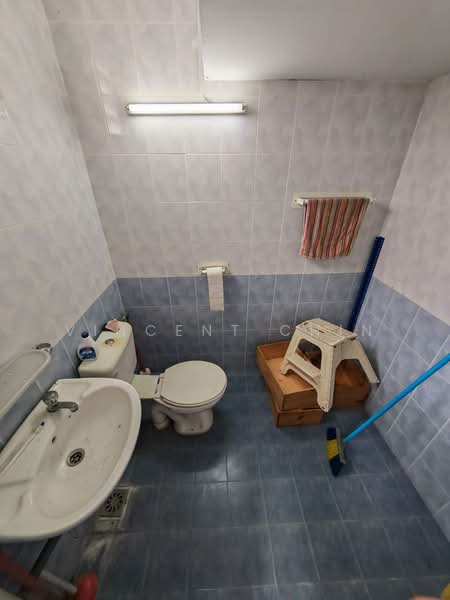 Pangsapuri untuk Dijual di Permai Lake View Apartment - Vincent Chin - Bathroom - PropertyGuru.com.my