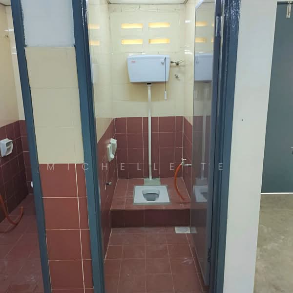 Shop / Office for Rent in Taman Perindustrian Pulau Indah (Klang) - Michelle Tee - Bathroom - PropertyGuru.com.my