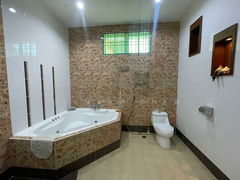 Semi-Detached House for Sale in Taman Indah Batu Maung (Batu Maung) - Bernard Chew - Bathroom - PropertyGuru.com.my
