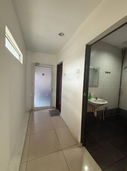 Terrace Factory for Sale in Kota Kemuning (Shah Alam) - Jaden Yap - Corridor - PropertyGuru.com.my