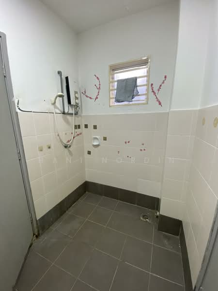 Rumah Teres 2 Tingkat untuk Dijual di Seksyen 15 (Bangi) - Hani Nordin - Bathroom - PropertyGuru.com.my