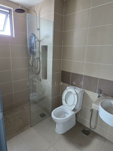 Service Residence for Sale at Amerin Residence - Jackie Ng - Attached Bathroom - PropertyGuru.com.my