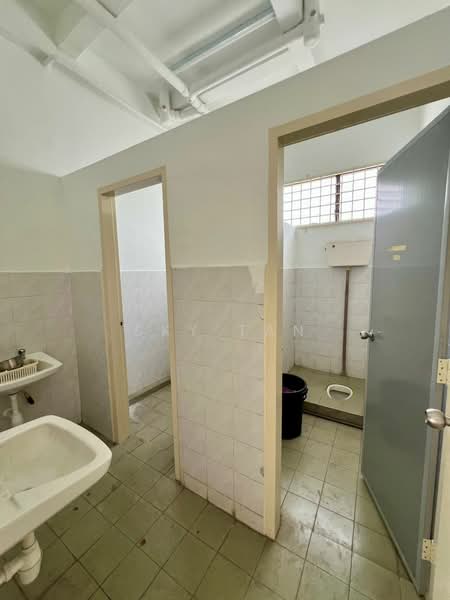 Detached Factory for Rent in Kawasan Perindustrian Dewani (Johor Bahru) - Sky Tan - Bathroom - PropertyGuru.com.my