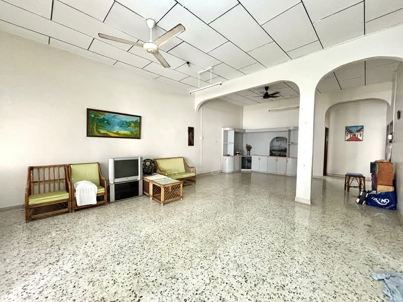 Single Storey Semi-D Taman Pantai Batu Pahat Johor untuk Untuk Dijual - RM 588,000, Mac 2026 - Living Room - PropertyGuru.com.my