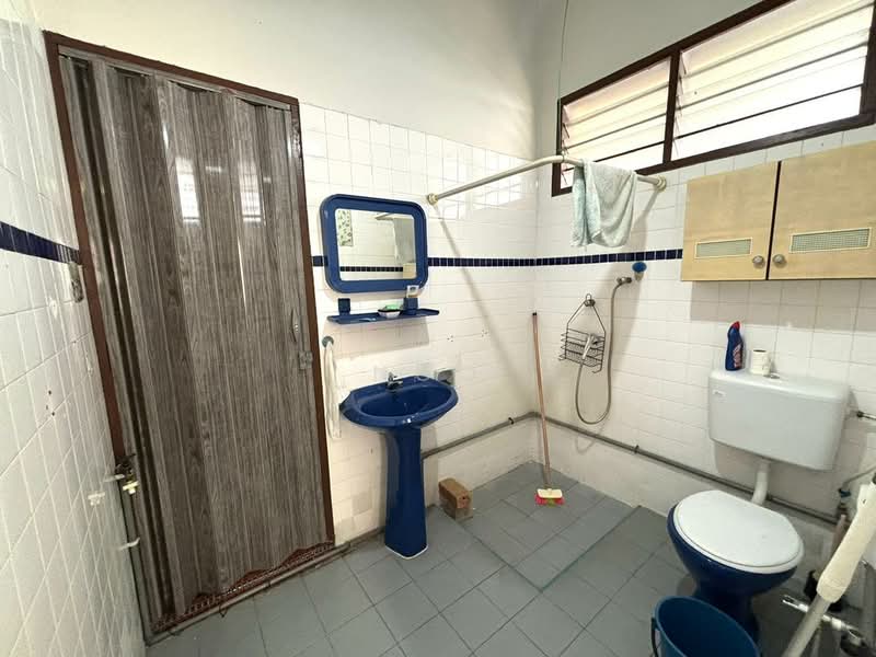 Single Storey Semi-D Taman Pantai Batu Pahat Johor untuk Untuk Dijual - RM 588,000, Mac 2026 - Bathroom - PropertyGuru.com.my