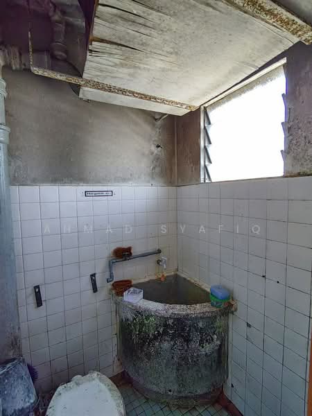 Flat PKNS Seksyen 8 untuk Untuk Dijual - RM 180,000, Feb 2026 - Bathroom - PropertyGuru.com.my