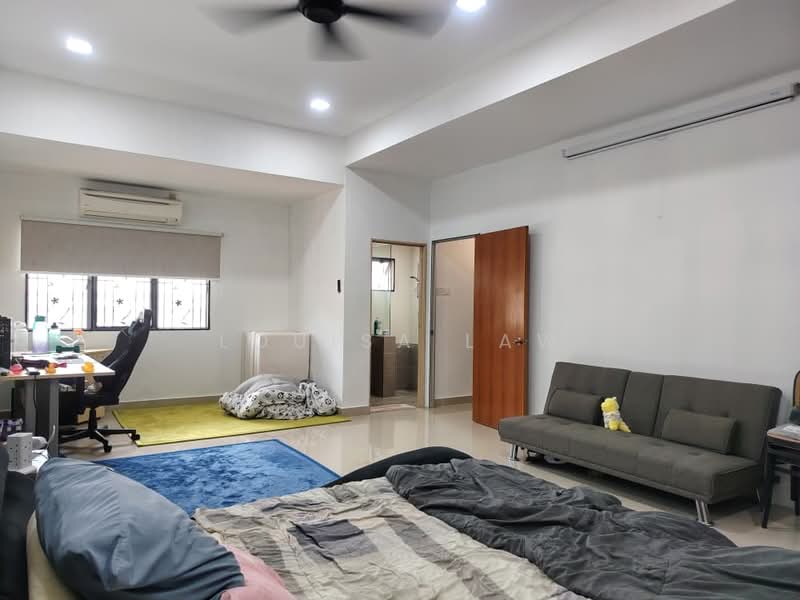 2.5-storey Terraced House for Sale in Taman Bukit Serdang (Seri Kembangan) - Louisa Law - Living Room - PropertyGuru.com.my