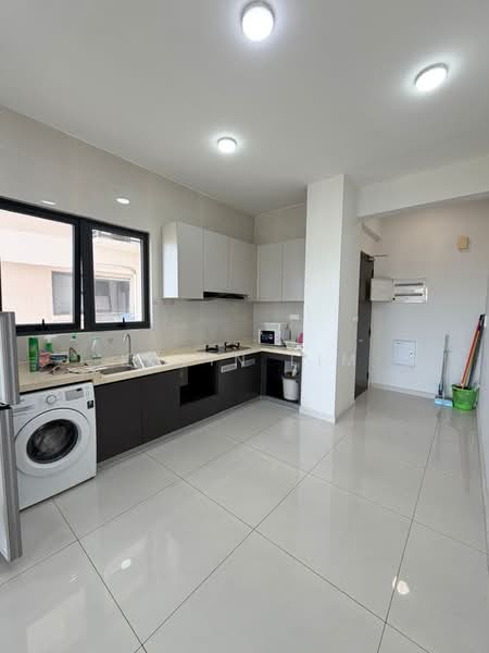 Condominium for Rent at Bay Point @ Country Garden Danga Bay - Kevin Lim - Kitchen - PropertyGuru.com.my