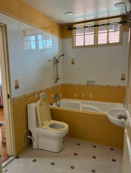 Semi-Detached House for Sale in Taman Redang (Johor Bahru) - Reny Hee - Bathroom - PropertyGuru.com.my