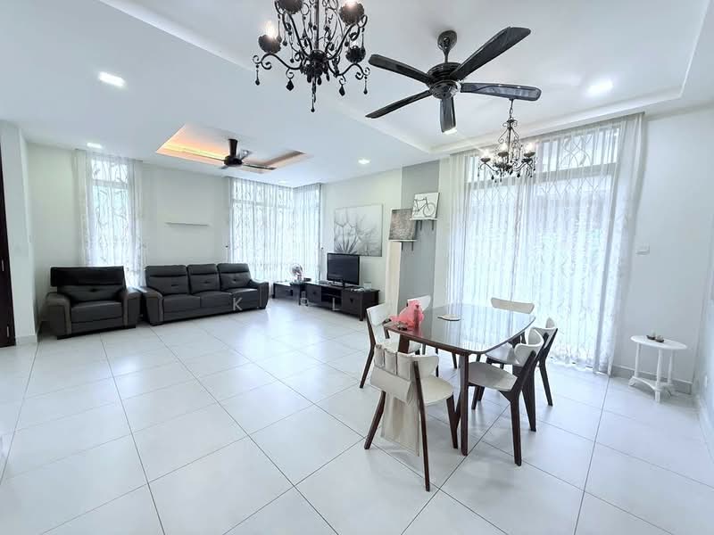 Cluster House for Sale in Taman Seri Austin (Tebrau) - Karl Lim - Living Room - PropertyGuru.com.my