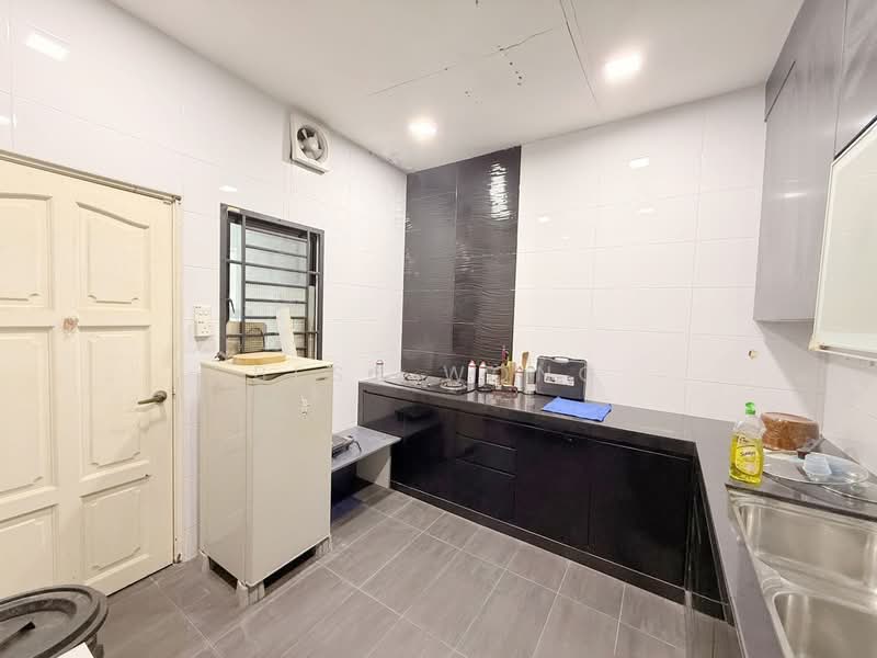 Seri Austin - Terrace Homes untuk Untuk Disewa - RM 3,600 /bulan, Mac 2026 - Kitchen - PropertyGuru.com.my