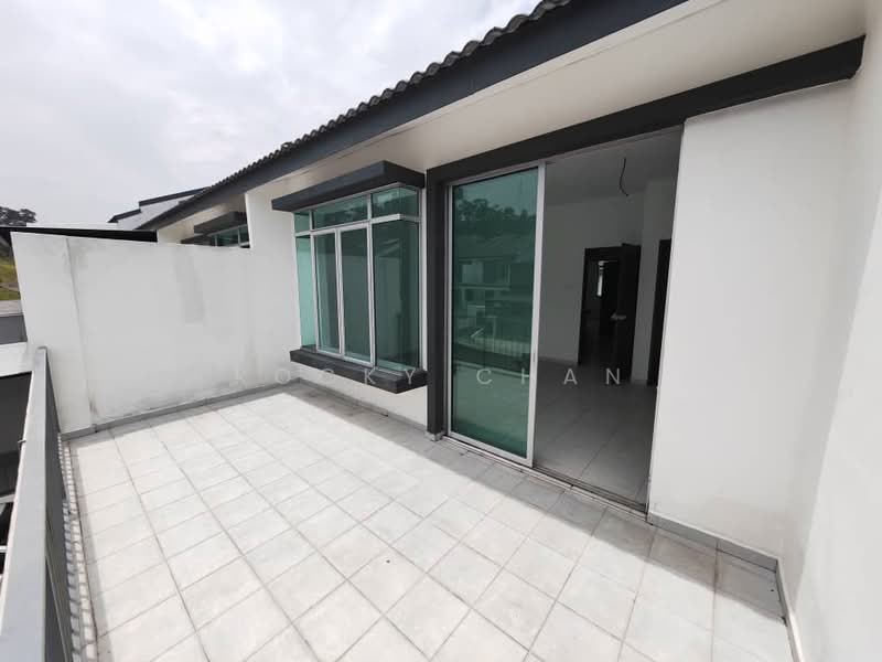 2-storey Terraced House for Sale in Taman Scientex Rawang (Rawang) - Rocky Chan - Balcony - PropertyGuru.com.my