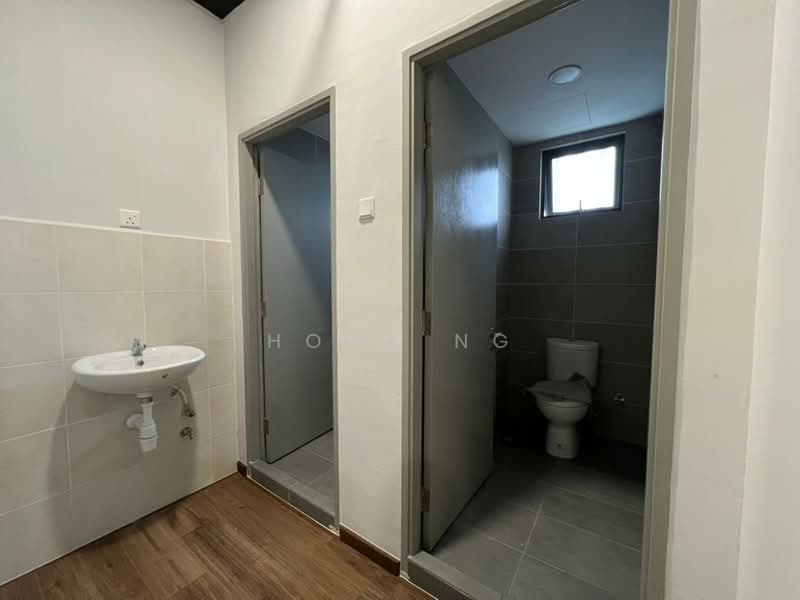 Office for Rent in Hicom - Glenmarie Industrial Park (Shah Alam) - Hong Ng - Bathroom - PropertyGuru.com.my