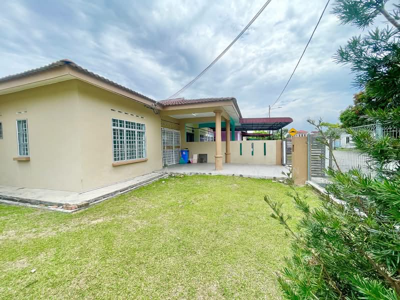 Terraced House for Sale in Banting (Selangor) - Ashraf Azwan - Exterior - PropertyGuru.com.my