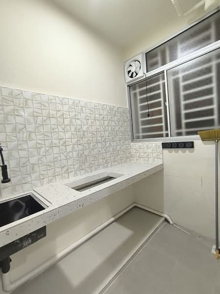 Kondominium untuk Disewa di Residensi Sateria - EMA ALLANG - Kitchen - PropertyGuru.com.my