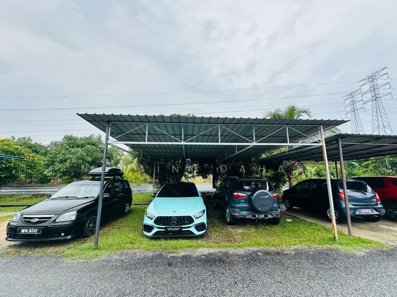 1-storey Terraced House for Sale in Semenyih (Selangor) - Noraini Dahan - Car Park - PropertyGuru.com.my