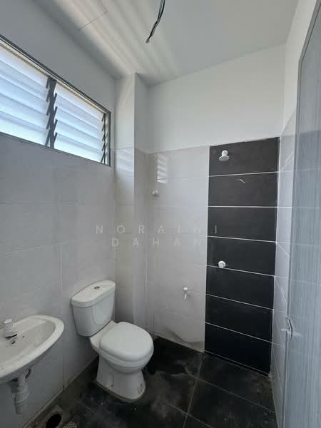 Taman Langat Utama untuk Untuk Dijual - RM 498,888, Mac 2026 - Bathroom - PropertyGuru.com.my