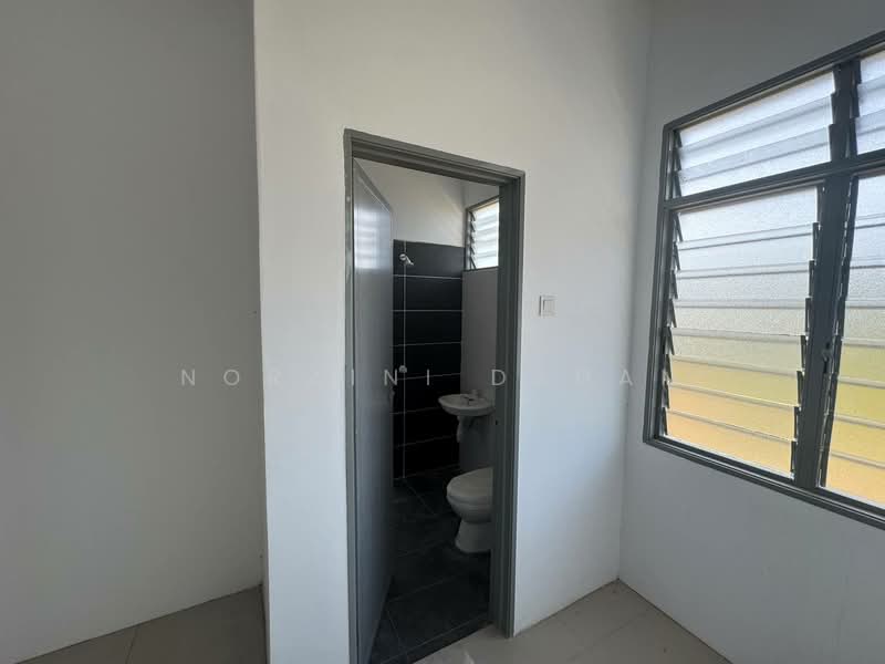 Taman Langat Utama untuk Untuk Dijual - RM 498,888, Mac 2026 - Bathroom - PropertyGuru.com.my