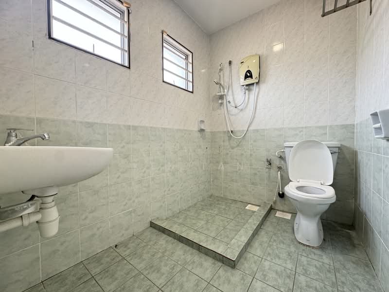 2.5-storey Terraced House for Sale in Seri Kembangan (Selangor) - KEN TAN - Bathroom - PropertyGuru.com.my