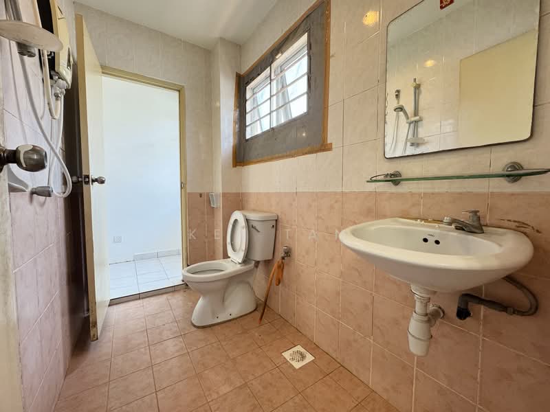 2.5-storey Terraced House for Sale in Seri Kembangan (Selangor) - KEN TAN - Bathroom - PropertyGuru.com.my