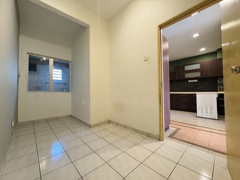 2.5-storey Terraced House for Sale in Seri Kembangan (Selangor) - KEN TAN - Kitchen - PropertyGuru.com.my