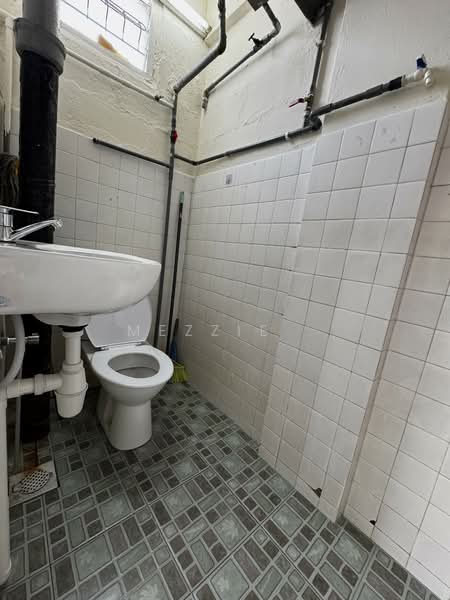 Flat for Sale at Seksyen 1 Wangsa Maju Flat - Mezzie . - Bathroom - PropertyGuru.com.my